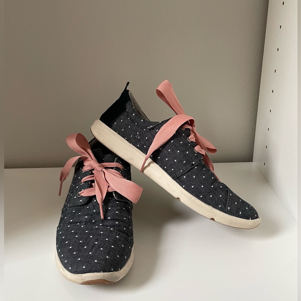 Women’s Toms fashion sneakers